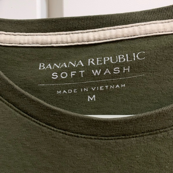 Men’s soft Banana Republic Tee - Picture 4 of 4